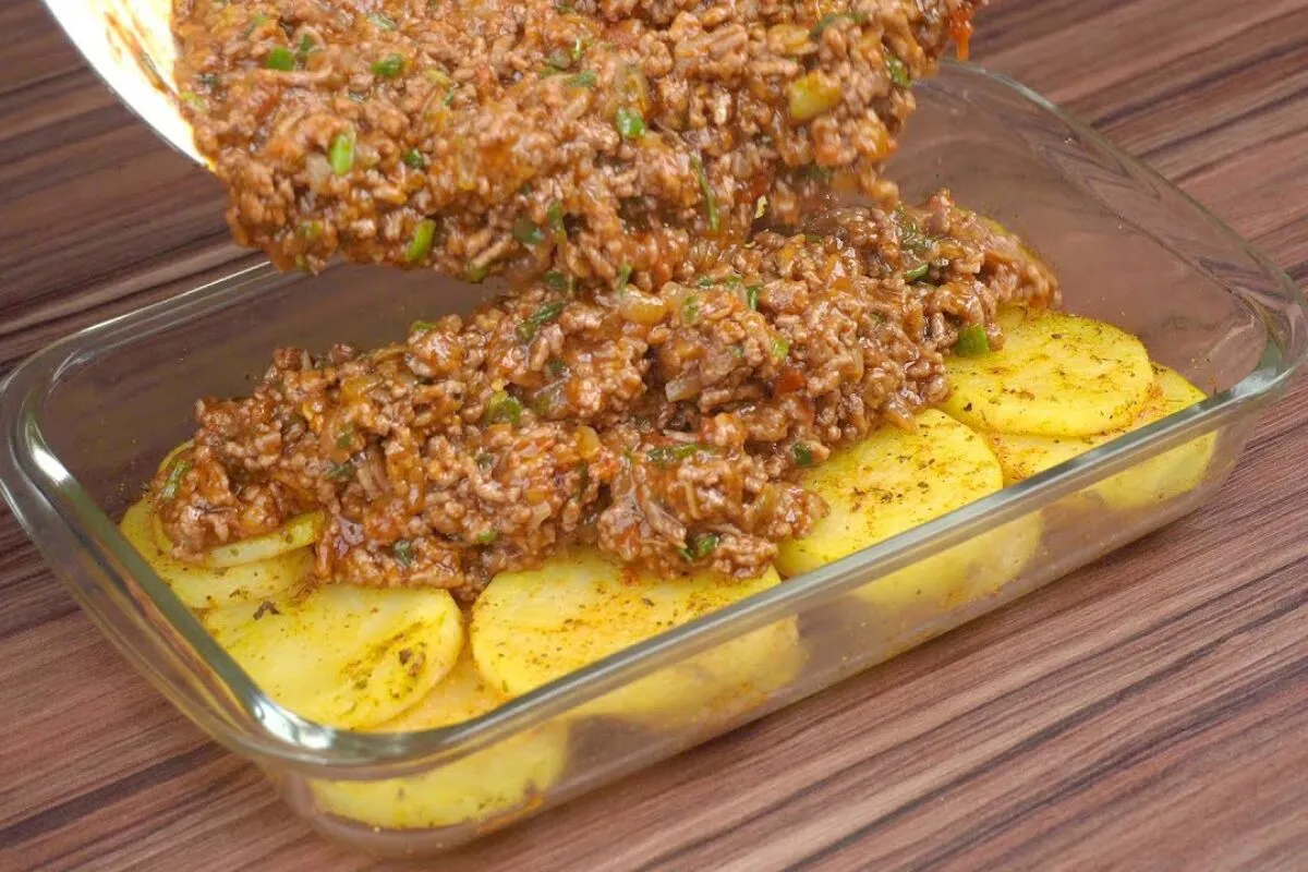 Carne moída ao forno com batatas que vai surpreender toda sua família e te salvar na hora do almoço