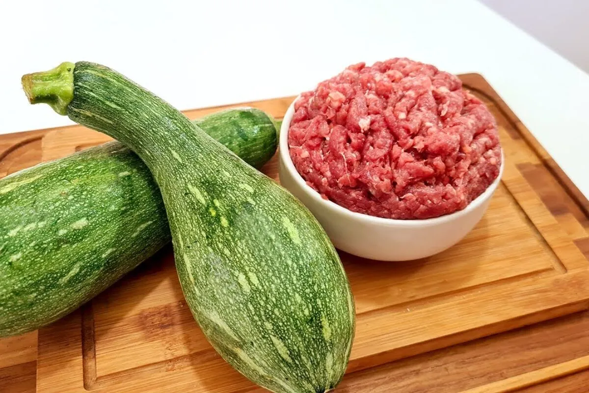 Carne moída com abobrinha bem temperada, preparada de um jeito simples, rápido e saudável