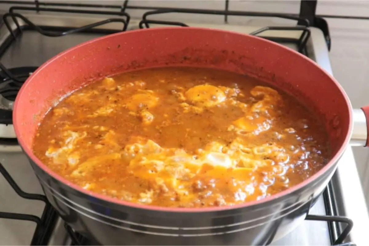 Carne moída com ovos: cozinhe os ovos direto no molho da carne para uma refeição prática e deliciosa
