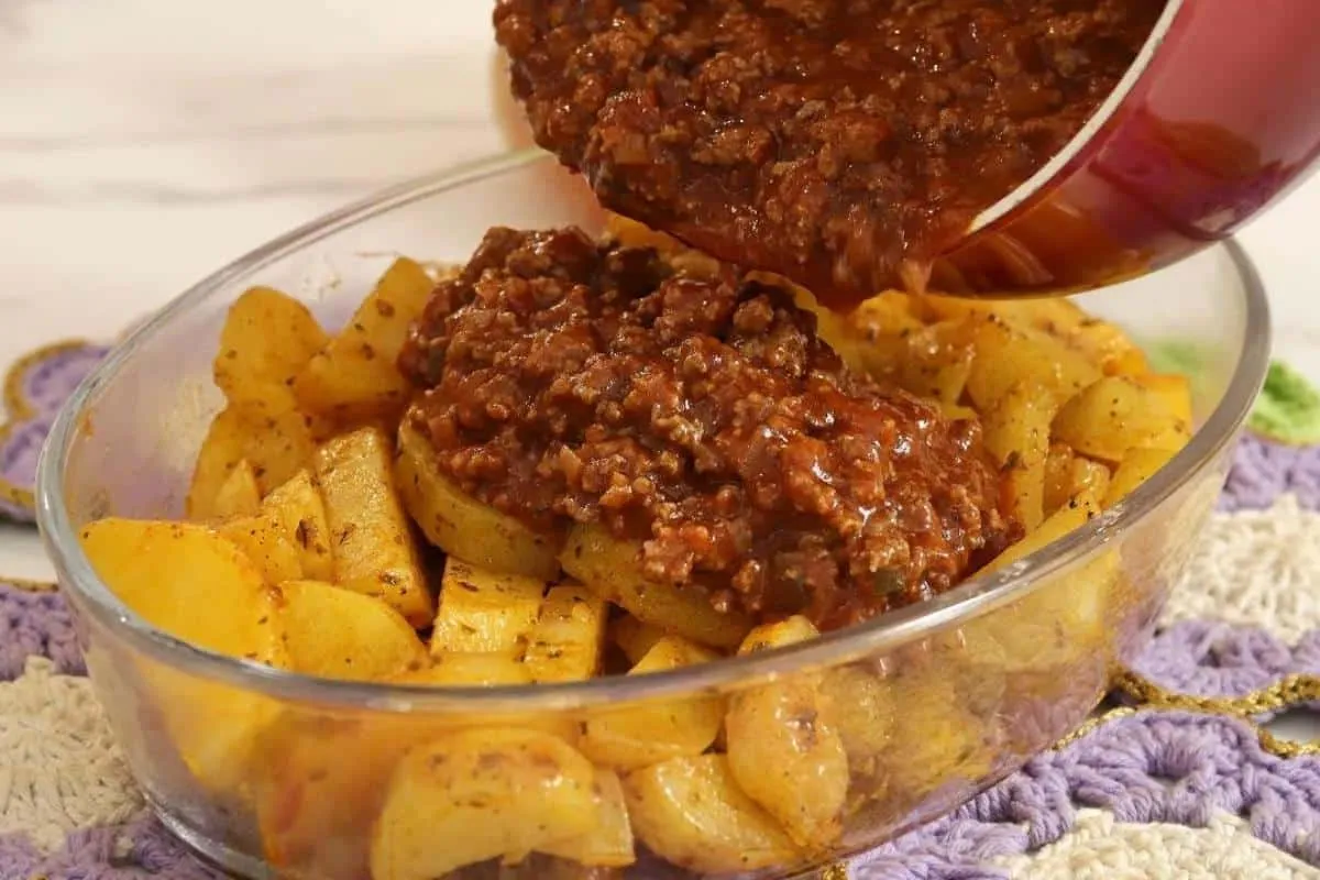 Carne moída gratinada: feita com batata e perfeita para servir em um almoço prático e gostoso