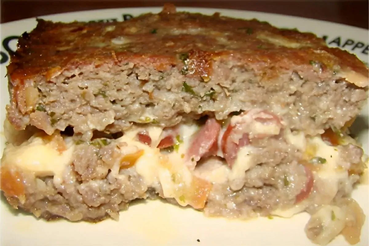 Carne moída na travessa recheada com bastante queijo fica uma maravilha