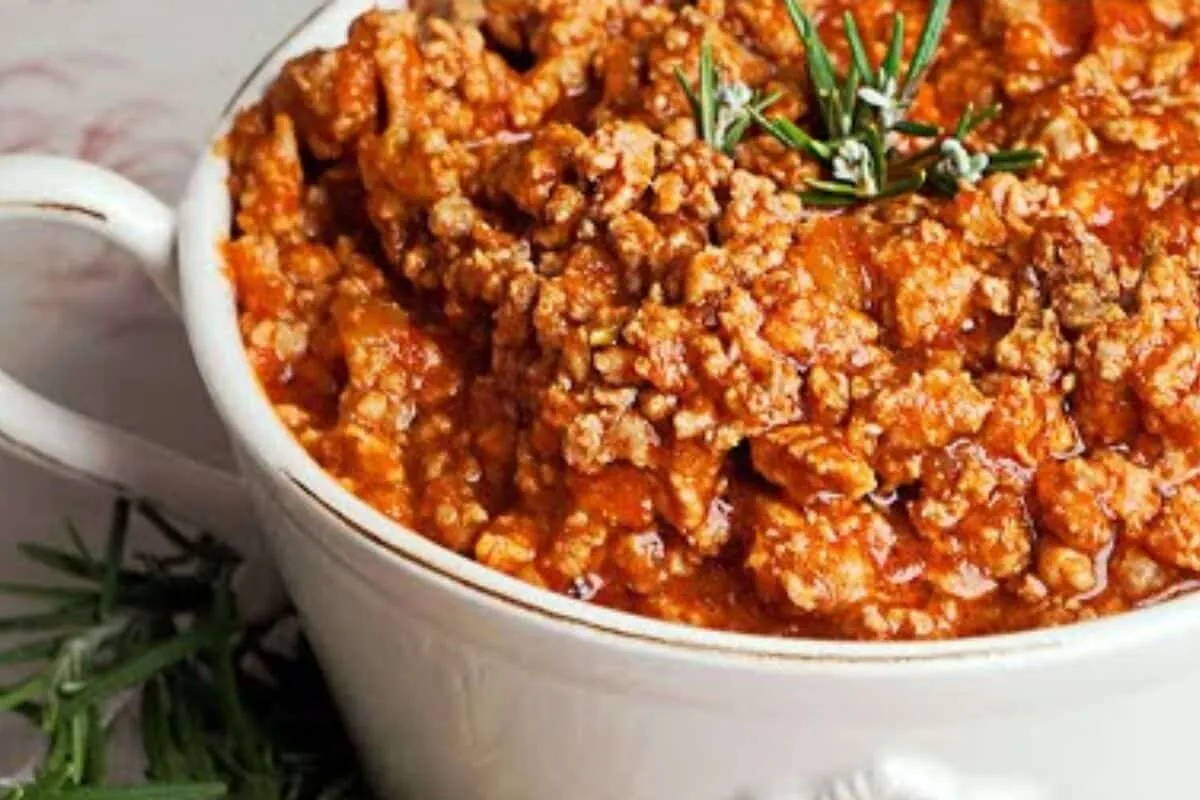 Carne moída simples com molho de tomate: um prato clássico e suculento para o dia a dia