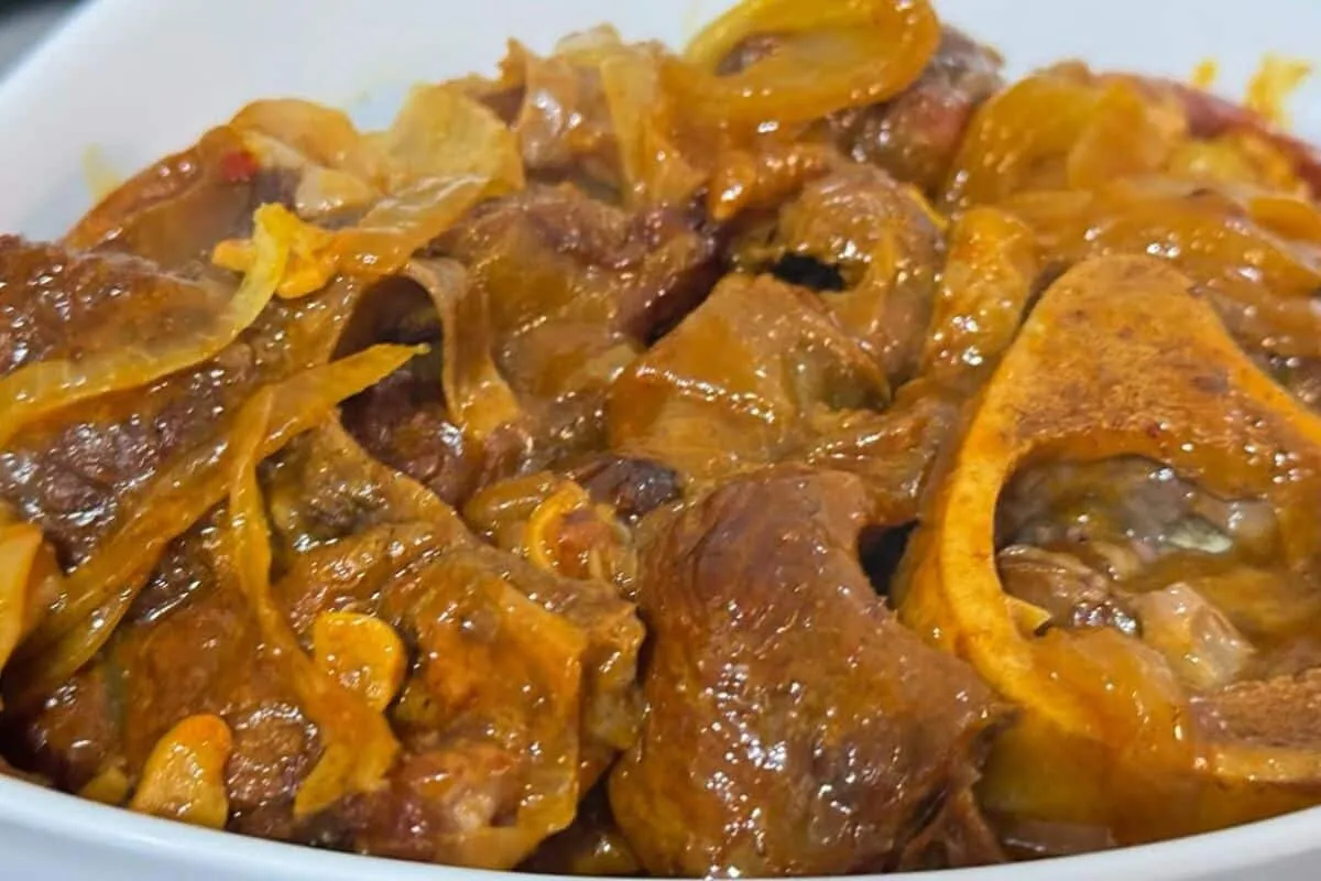 Carne na panela de pressão acebolada e muito suculenta, que fica soltando do osso
