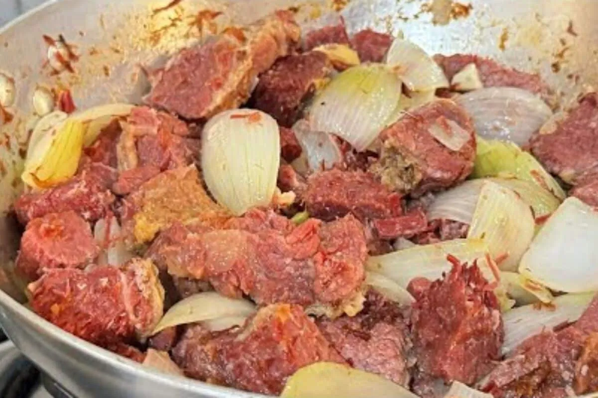 Carne seca acebolada: veja como fazer a carne macia, suculenta e cheia de sabor