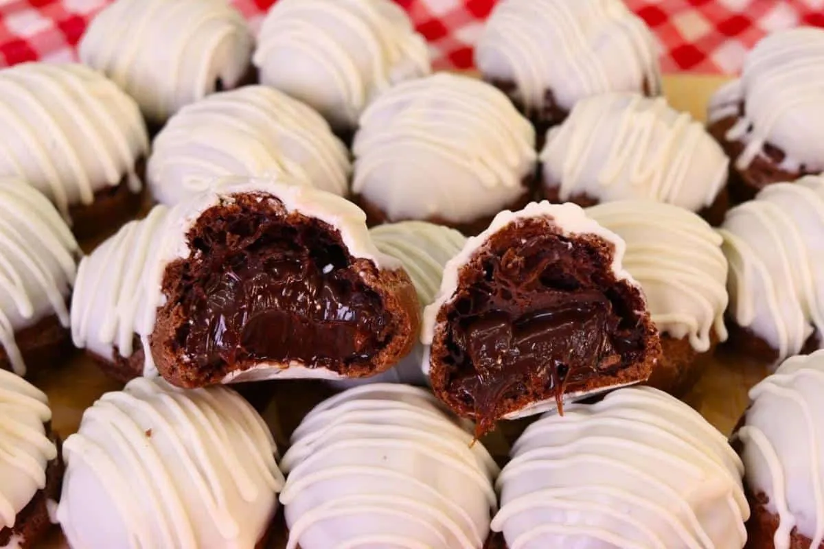Carolina de padaria com massa de chocolate e recheio de brigadeiro