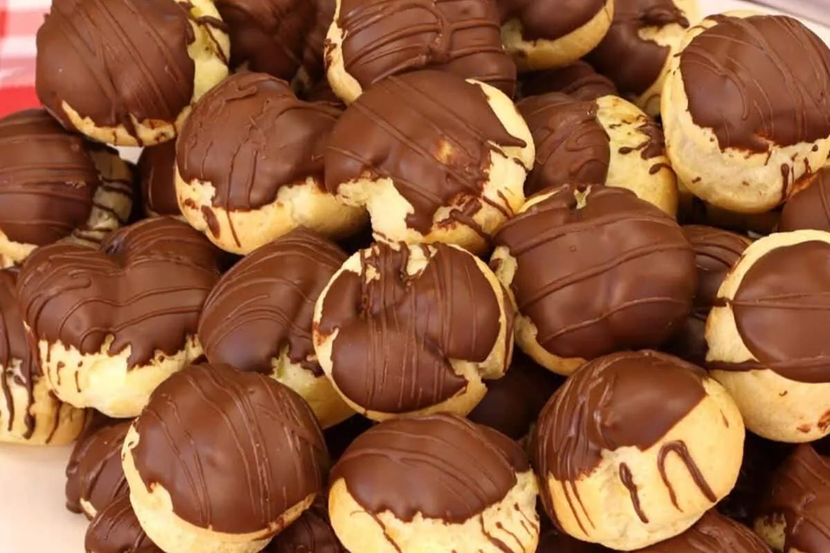 Carolinas recheadas com creme bem docinhas, parecem doce de padaria e são super fáceis