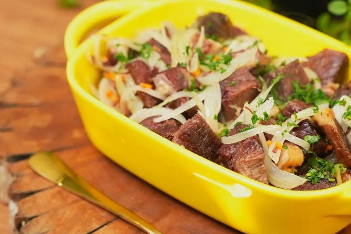 Charque acebolado rústico e cheio de sabor, receita com cara de comida feita com carinho