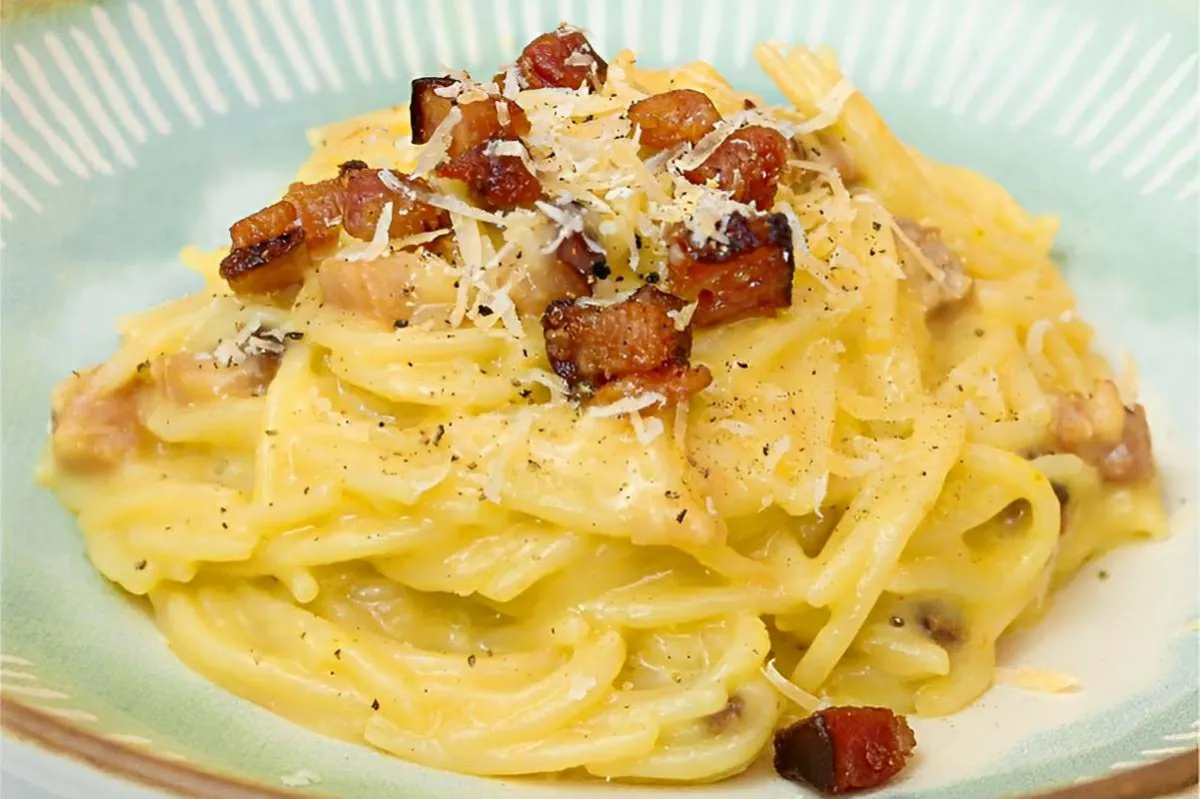 Chef de cozinha famoso ensina essa receita incrível de macarrão à carbonara
