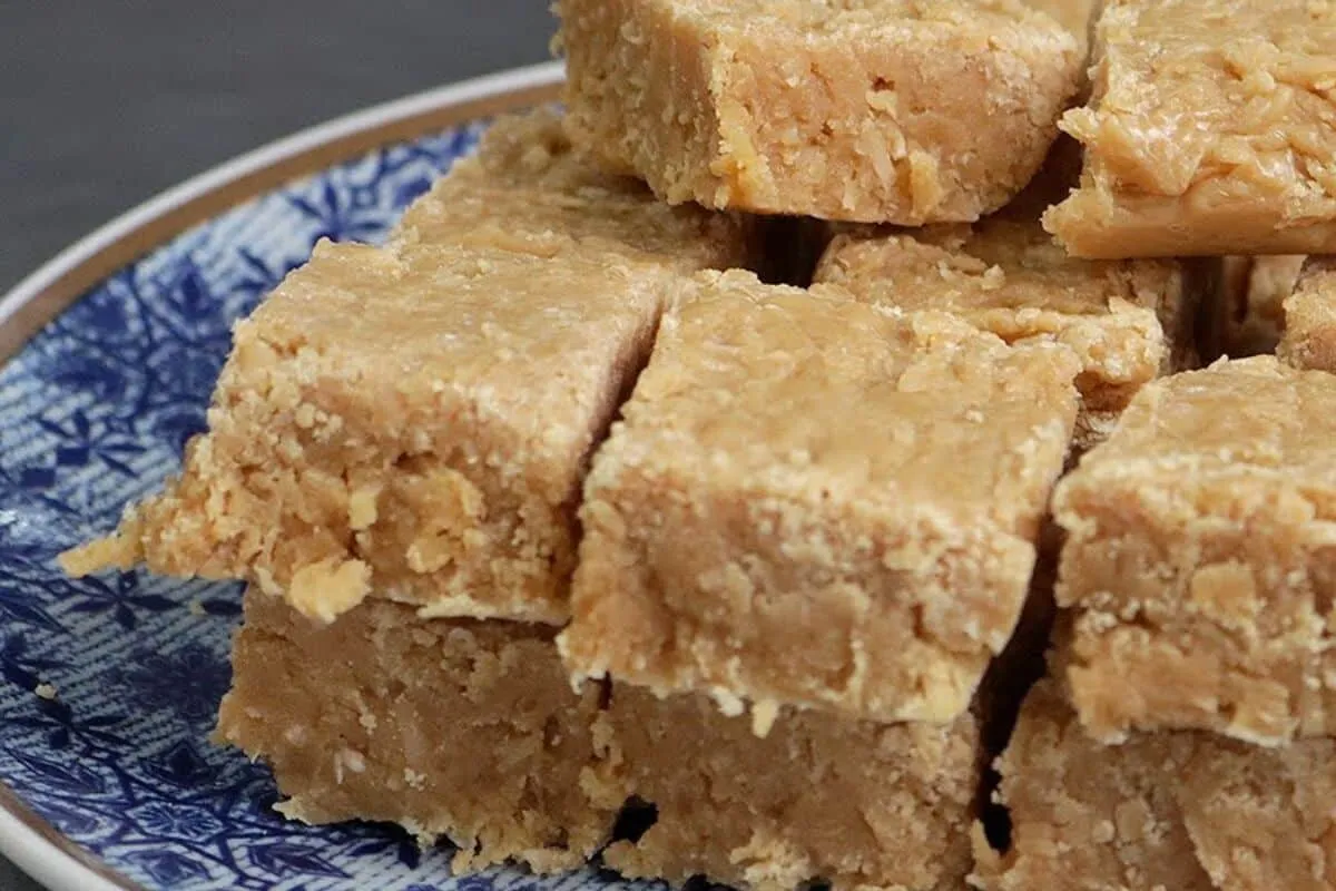 Cocada caseira de leite condensado é fácil e muito rápida usando apenas 3 ingredientes