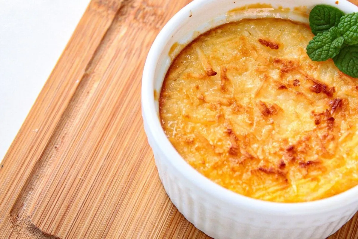Cocada de forno, um doce de coco incrível, douradinho por fora e muito úmido por dentro