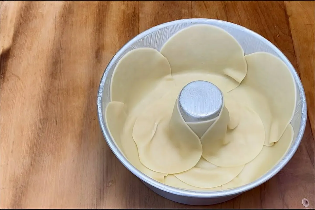 Coloquei massa de pastel em uma forma de pudim e fiz uma torta que você não vai acreditar
