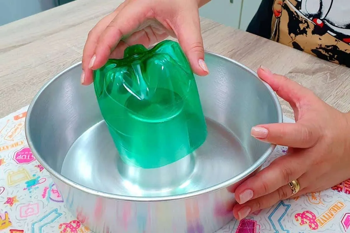 Coloquei uma garrada pet dentro da forma e fiz um bolo mesclado fofinho e delicioso