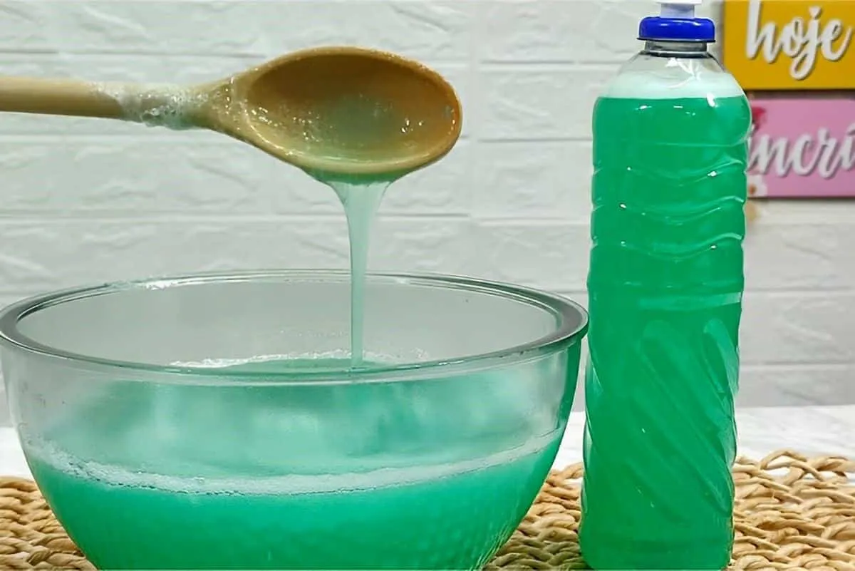 Com apenas 1 barra de sabão fiz 2 litros de detergente caseiro forte e que limpa muito sem fazer esforço
