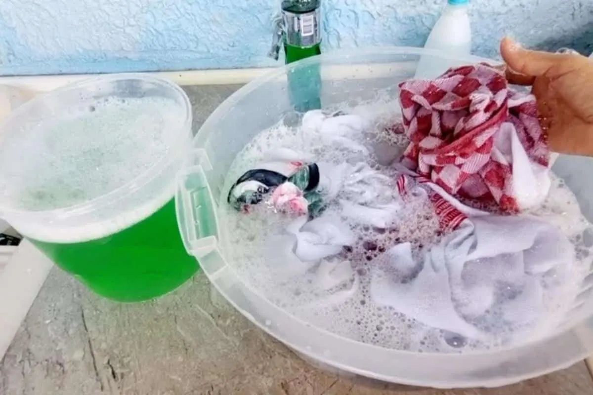 Como branquear roupas sem desbotar em poucos minutos com uma misturinha milagrosa