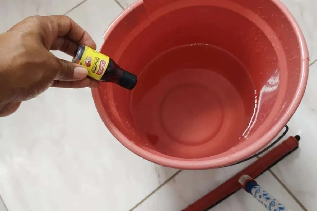 Como deixar o piso limpo e cheiroso: não precisa comprar produto de limpeza caro no mercado