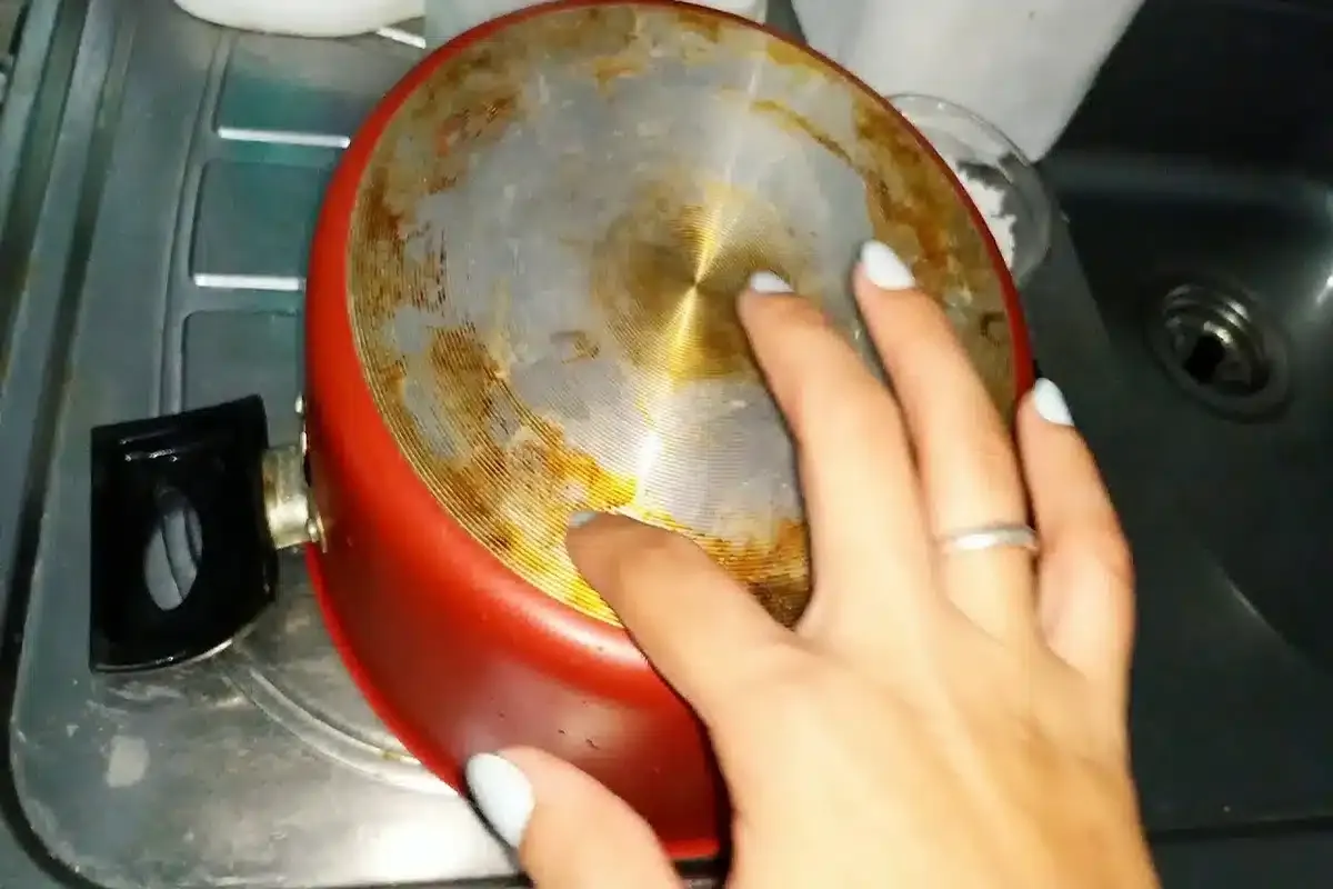 Como desengordurar panela na primeira lavada e sem precisar esfregar a tarde toda