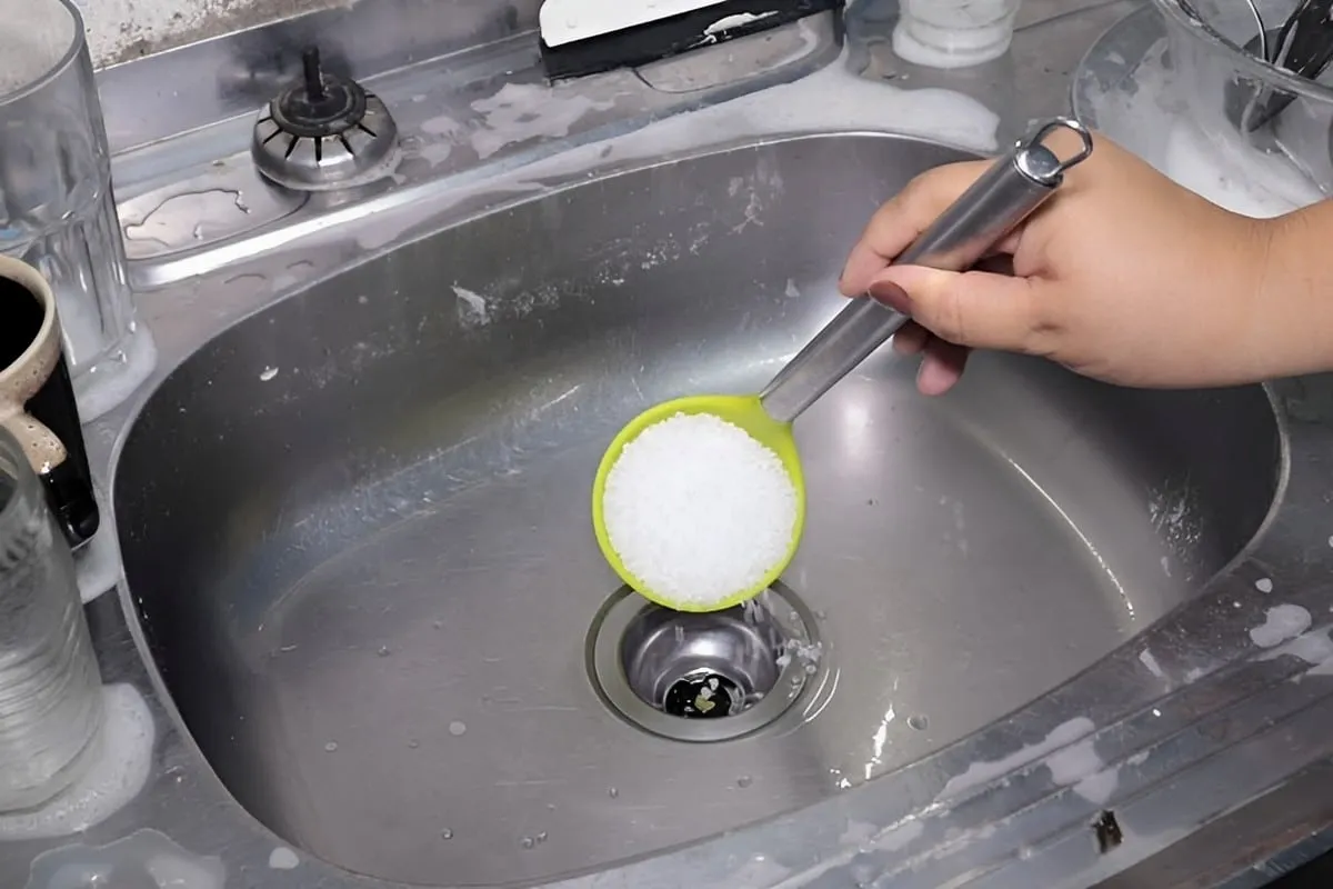 Como desentupir pias e ralos utilizando apenas sal grosso e água fervente