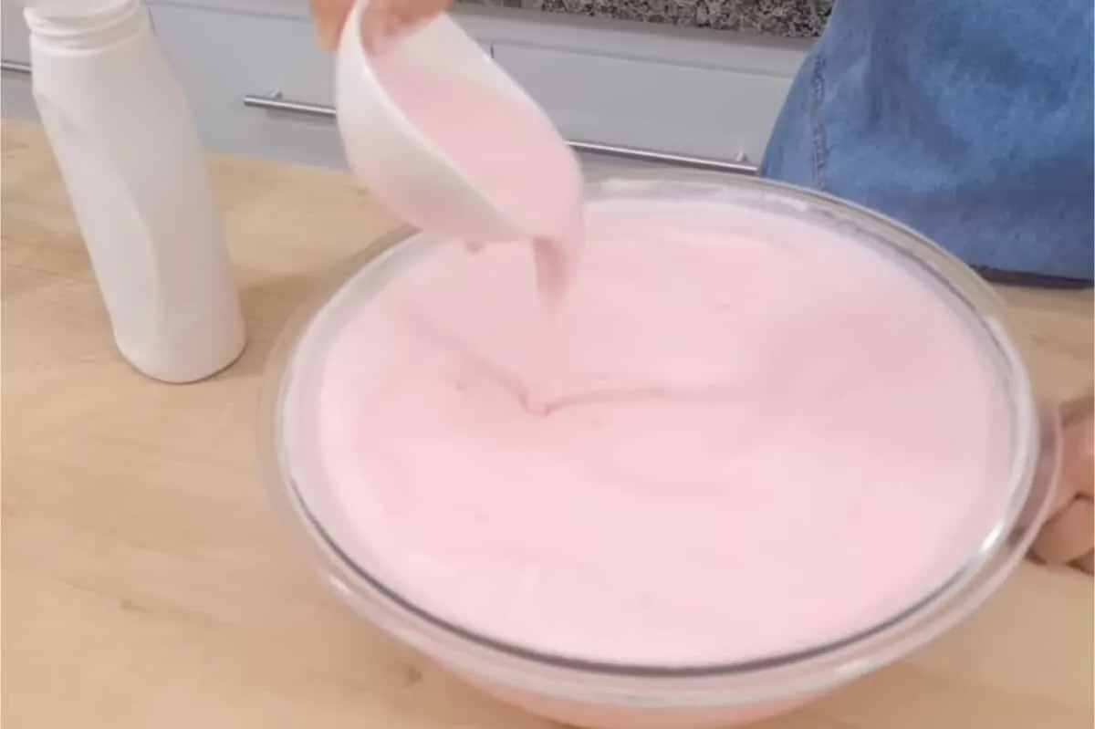 Como fazer amaciante caseiro concentrado e perfumado usando só 3 ingredientes