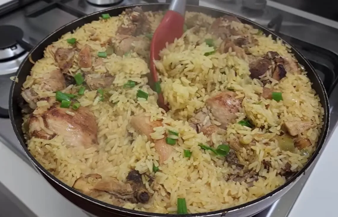 Como fazer arroz com frango que fica saboroso e soltinho para o seu jantar