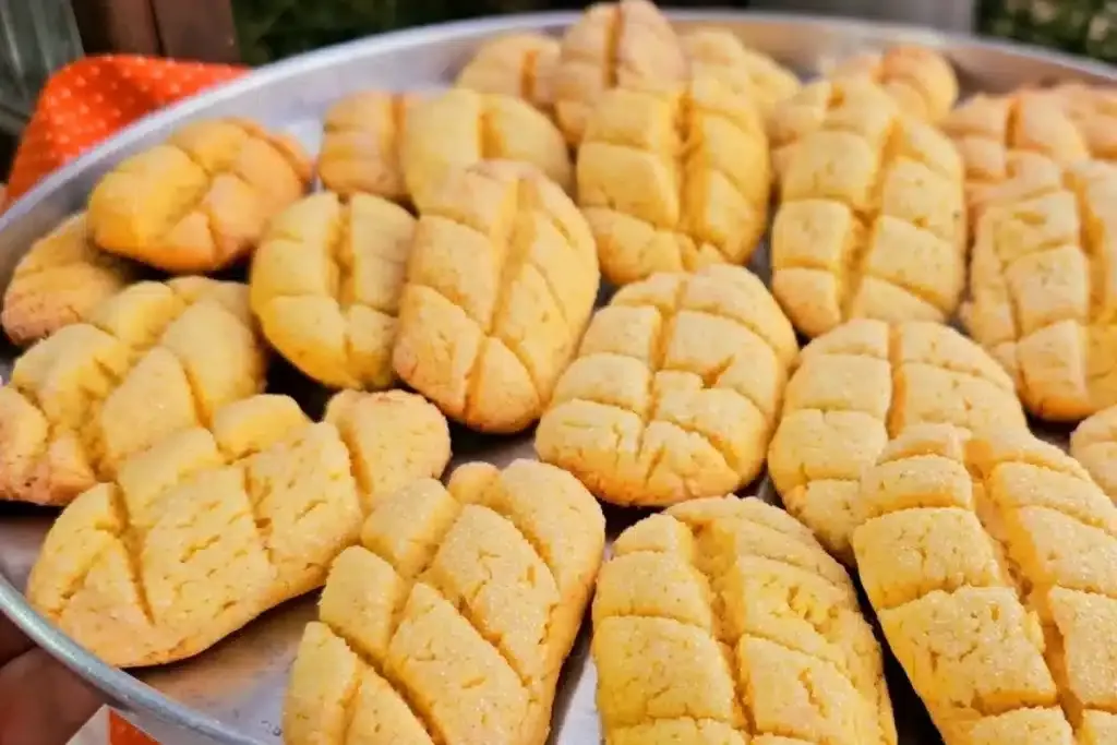 Como fazer bolacha de fubá e polvilho sem trigo, uma opção muito macia e deliciosa para o café
