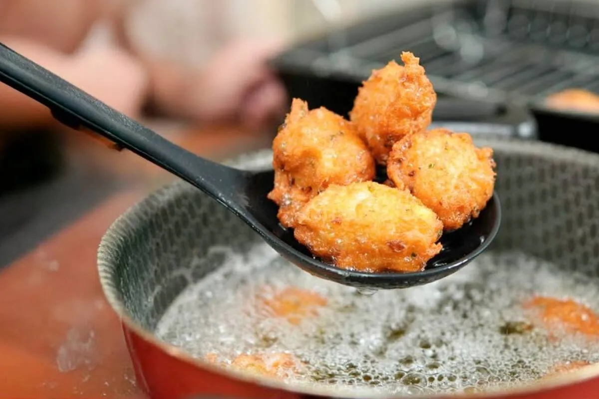 Como fazer bolinho de bacalhau de lanchonete que fica sequinho e crocante