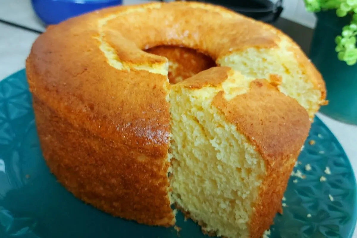 Como fazer bolo de laranja com creme de leite para garantir uma massa super fofinha, úmida e perfumada