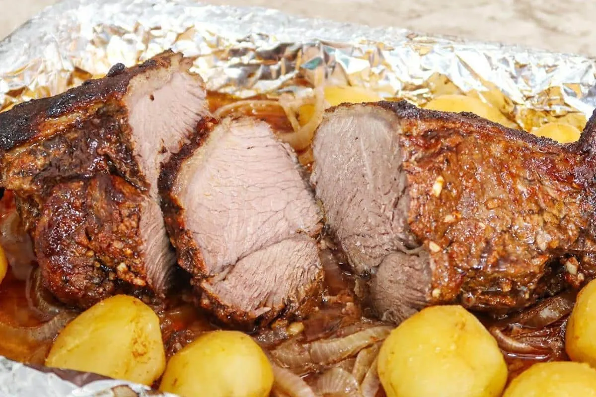 Como fazer carne no forno com batatas no almoço de domingo em família