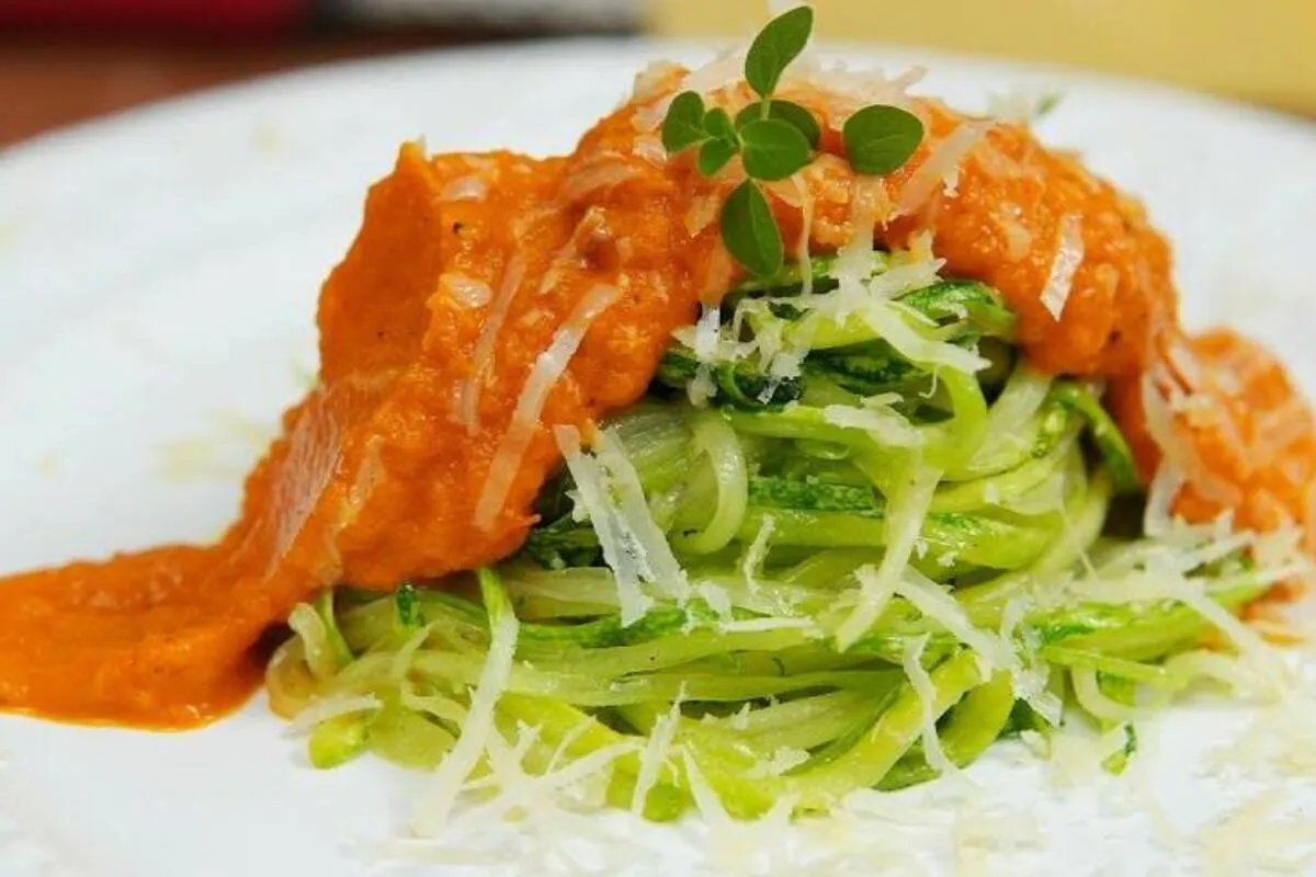 Como fazer espaguete de abobrinha para o jantar: um prato leve e muito saboroso