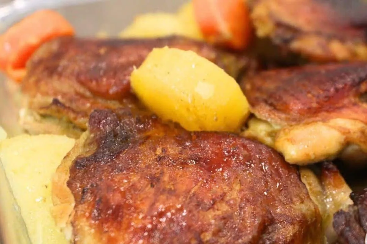 Como fazer frango assado com batata suculento e super saboroso para um almoço simples e prático
