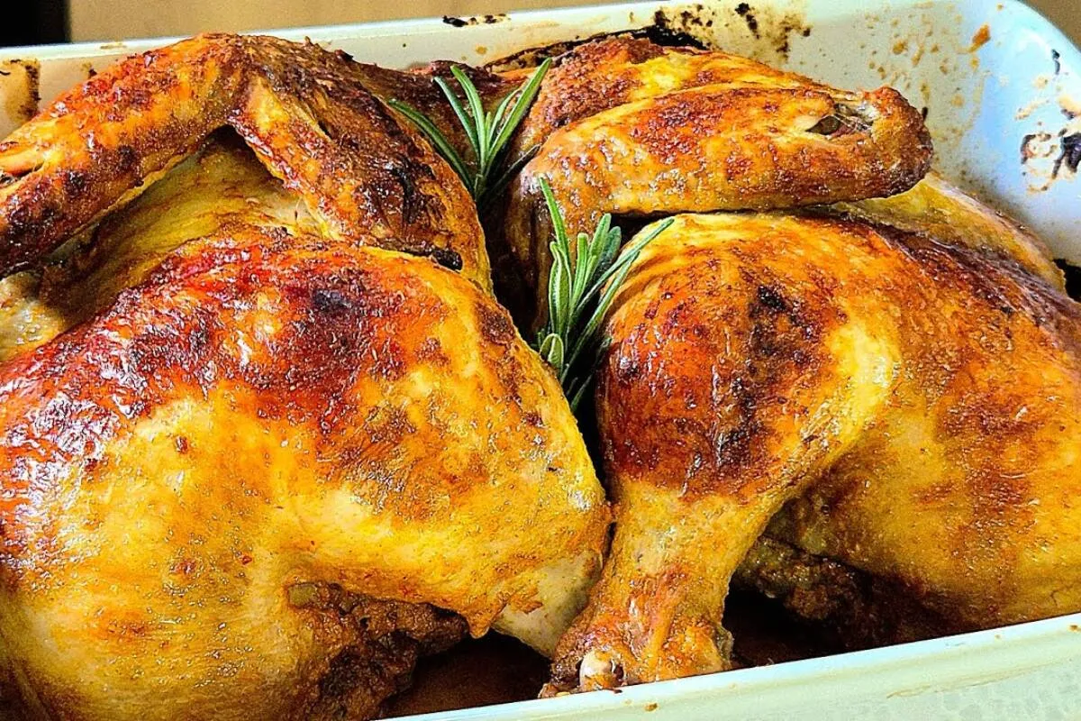 Como fazer frango assado douradinho: fica igual ao frango de domingo da padaria
