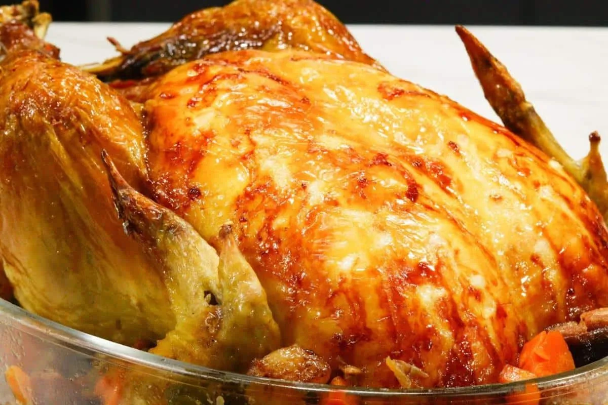 Como fazer frango assado recheado para servir na sua ceia de natal