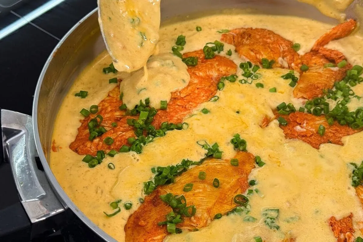 Como fazer frango cremoso que fica perfeito para servir no almoço de domingo