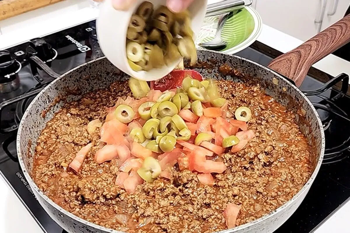 Como fazer lasanha simples na frigideira bem molhadinha e suculenta para seu almoço