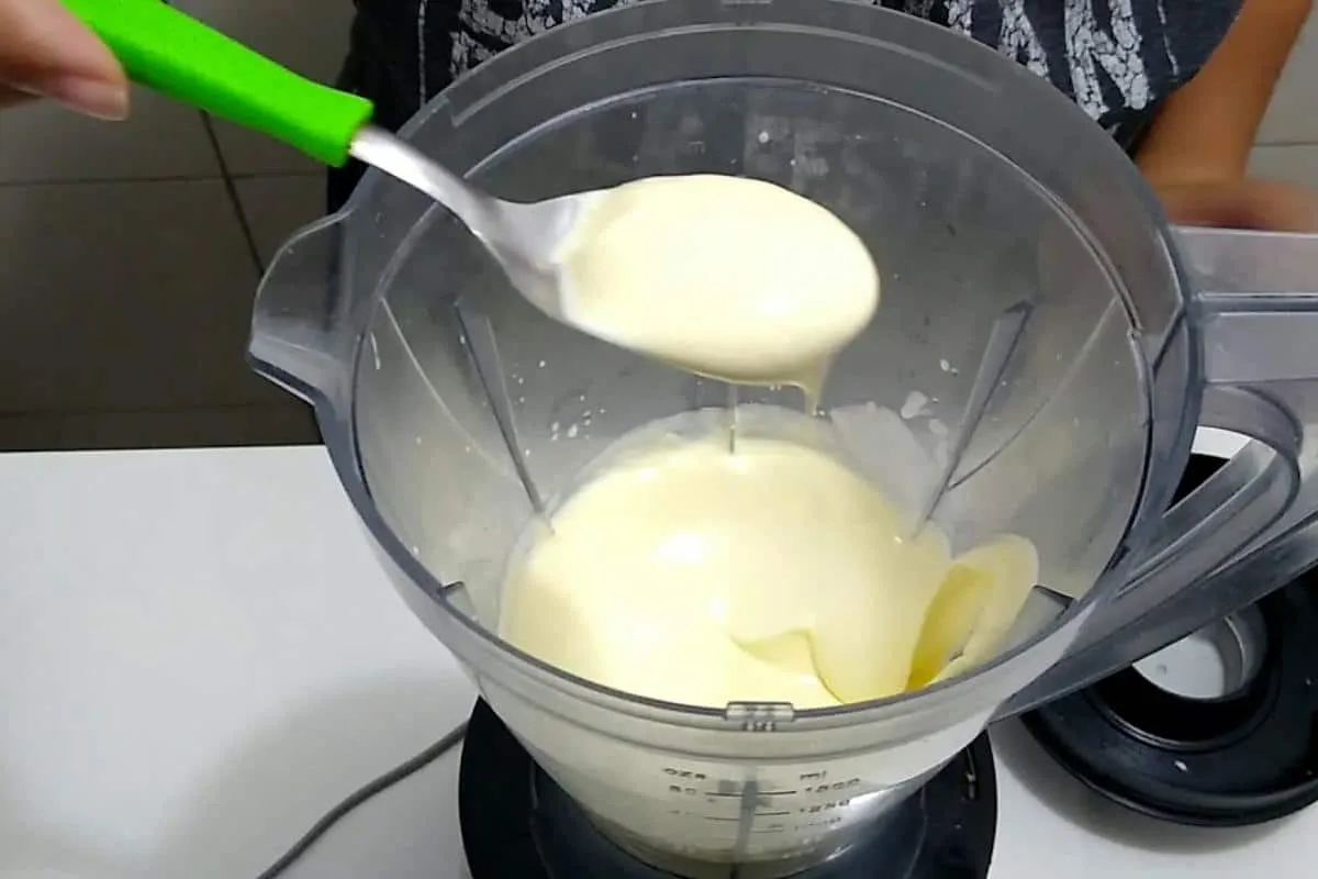 Como fazer maionese de creme de leite: só 2 ingredientes e não precisa de óleo