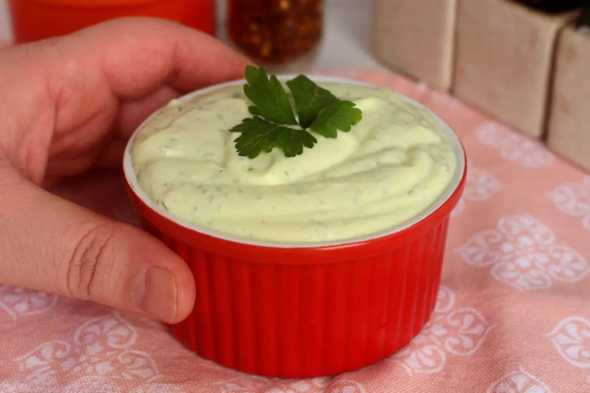 Como fazer maionese verde sem óleo para acompanhar seu churrasco