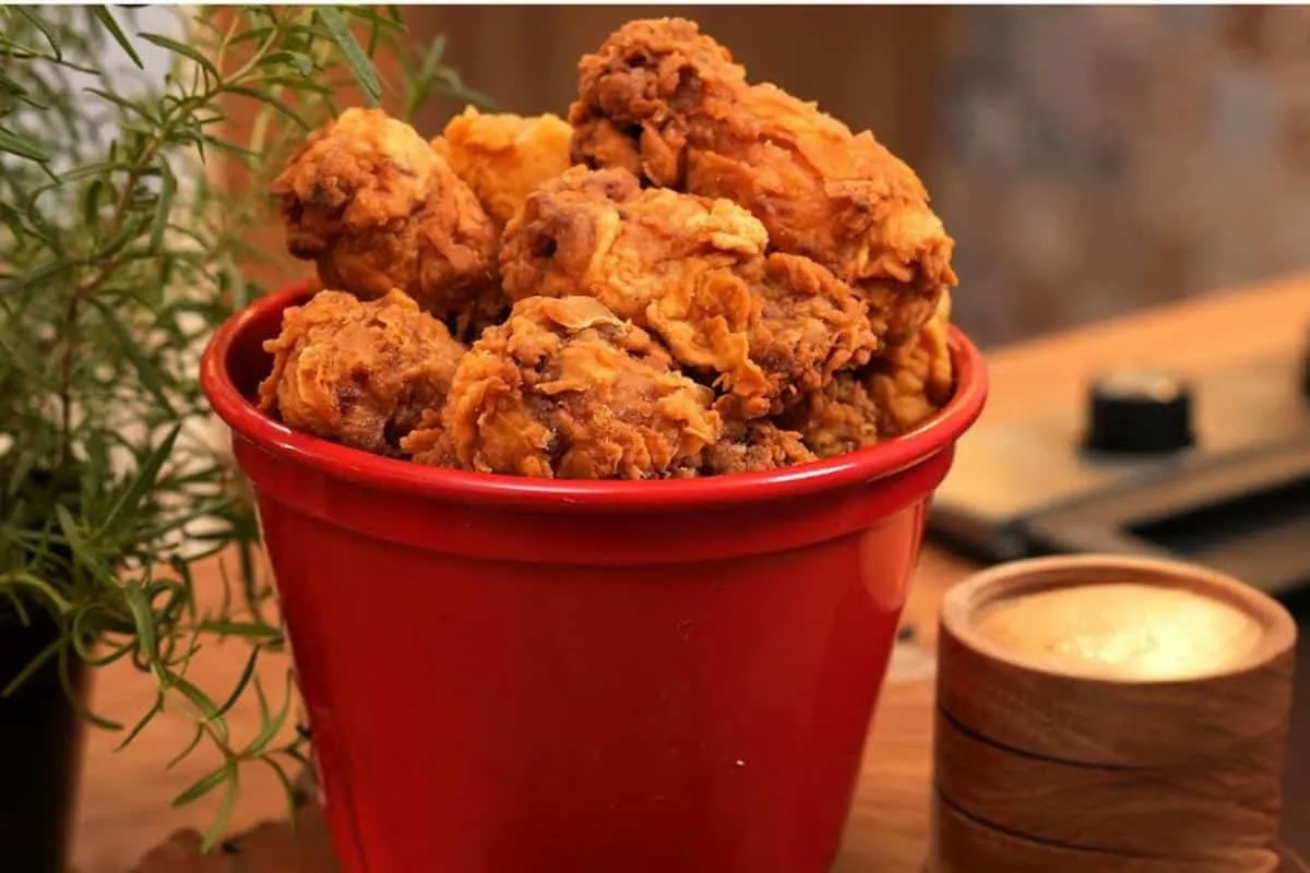 Como fazer o frango frito do KFC na sua casa sem gastar com ingrediente caro