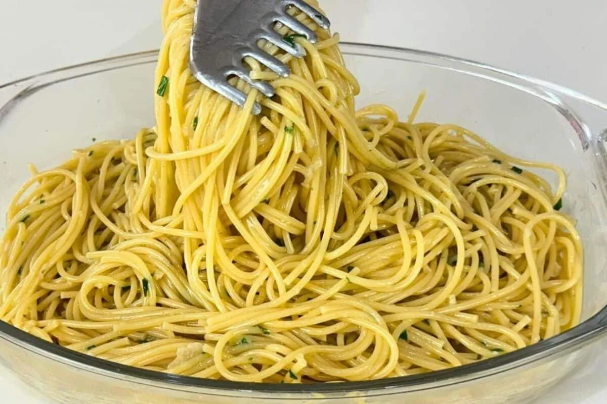 Como fazer o melhor macarrão ao alho e óleo da internet, que fica pronto em poucos minutos e é super temperado