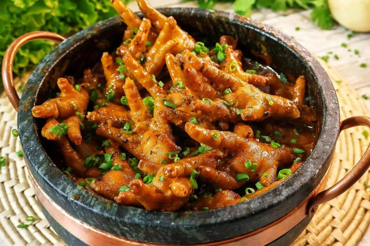 Como fazer pé de frango à moda mineira que fica saboroso e suculento