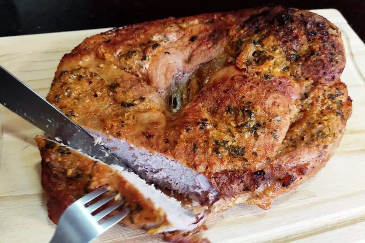 Como fazer pernil de porco assado suculento e bem temperado para o almoço de natal