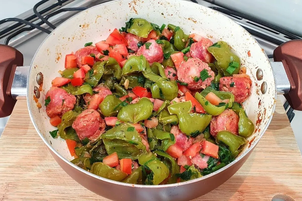 Como fazer pimenta cambuci refogada com linguiça toscana para um acompanhamento irresistível