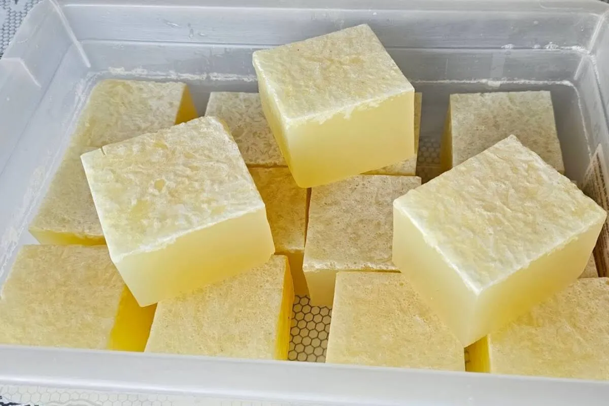 Como fazer sabão de açúcar e álcool na sua casa de um jeito super fácil e prático