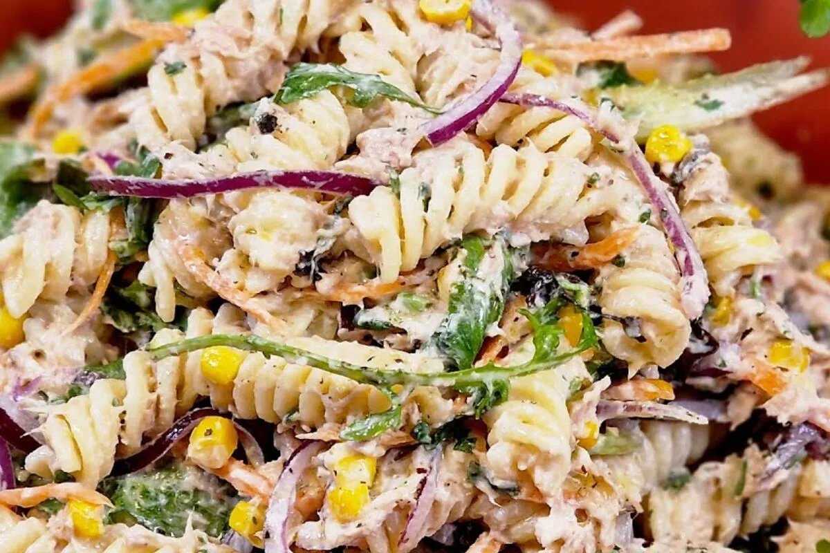 Como fazer salada de macarrão super rápida que fica pronta em poucos minutos para o seu almoço
