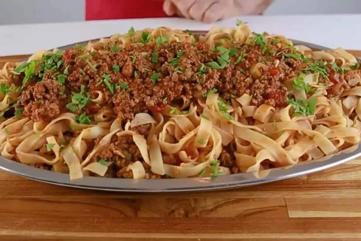 Como fazer talharim ao molho bolonhesa para o almoço: bem soltinho e saboroso