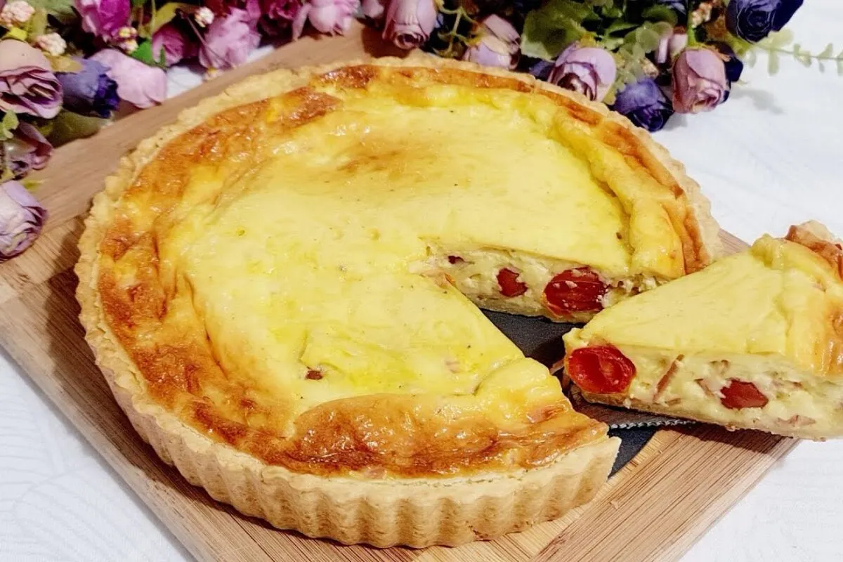 Como fazer torta de tomate, presunto e queijo tipo quiche para uma refeição leve e sofisticada