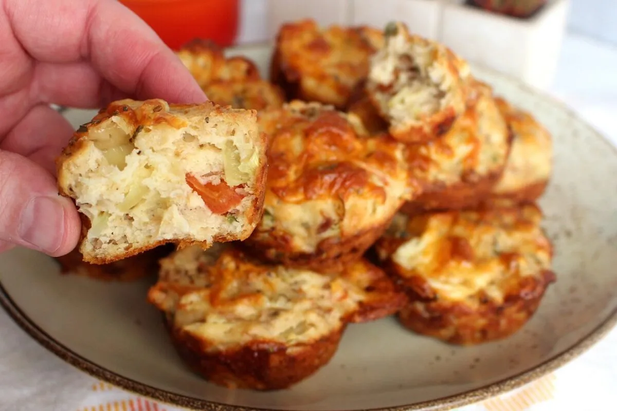 Como fazer tortinha de atum leve com uma massa bem molhadinha para o lanche da tarde