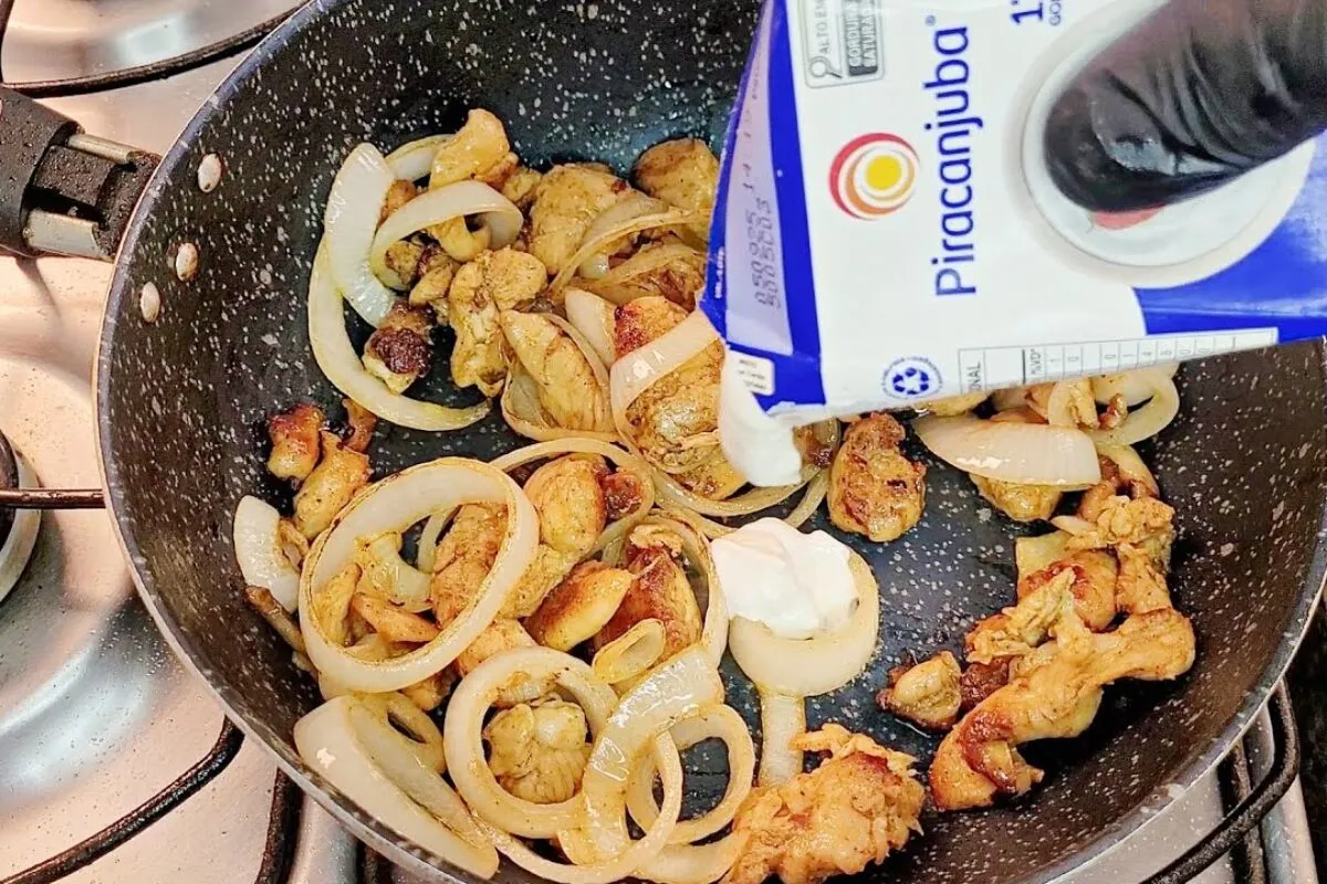 Como fazer um frango cremoso na frigideira de um jeito super fácil e que fica delicioso