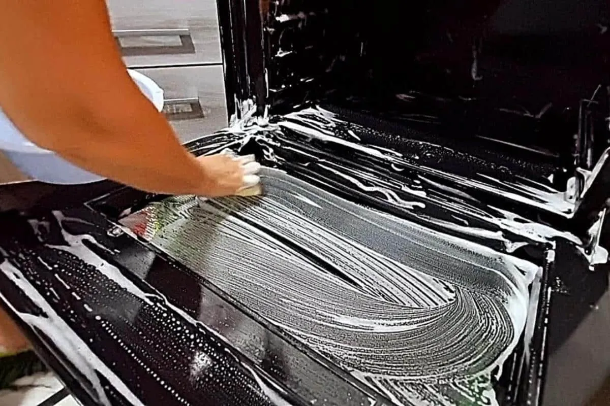Como limpar forno por dentro e remover toda sujeira grudada sem fazer esforço