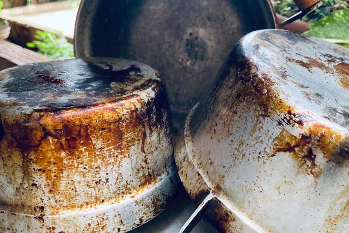 Como limpar panela queimada de gordura e deixar brilhando de novo rapidinho