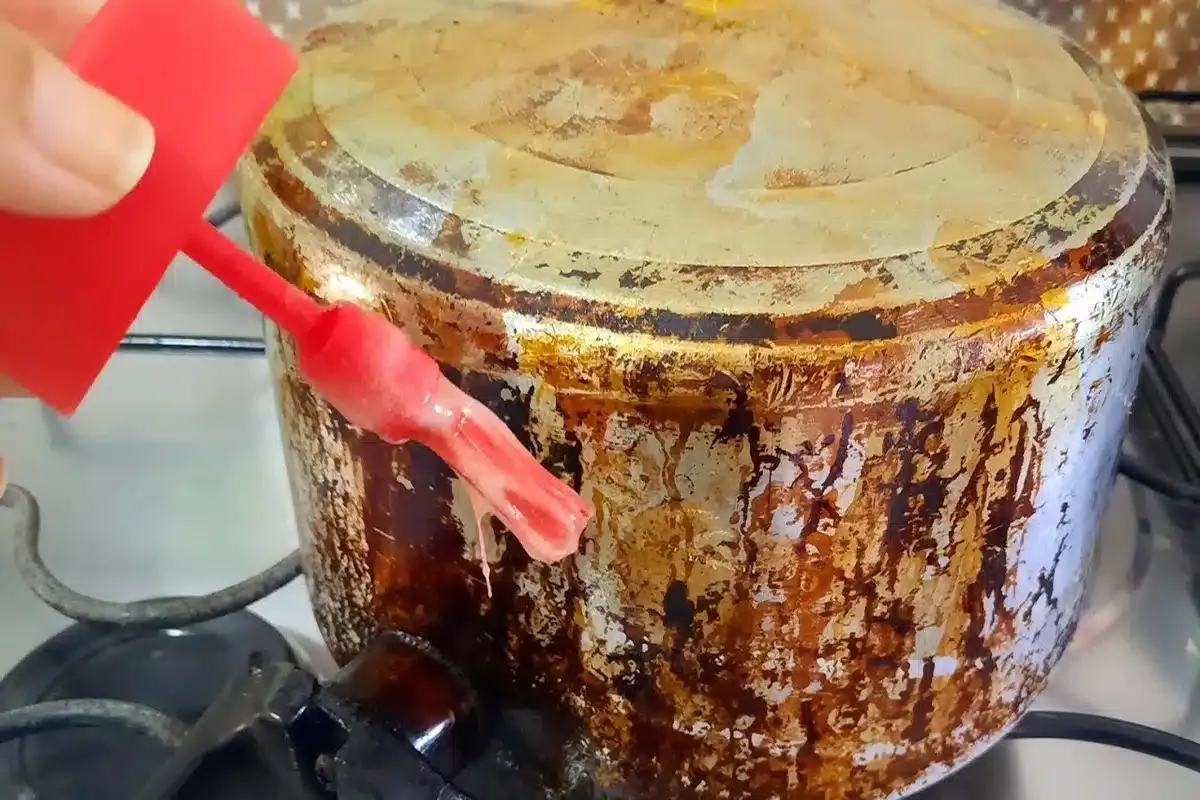 Como limpar panela queimada e engordurada sem ficar o dia esfregando na pia