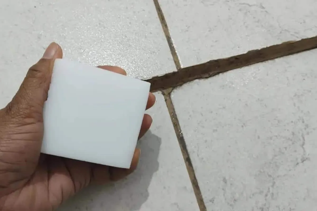 Como limpar piso encardido: tira toda sujeira impregnada no rejunte